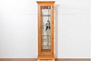 中古　美品　アメリカ高級輸入家具　アッシュ材　面取りガラス　照明付き　洗練された佇まいで魅了する縦型キュリオケース(キャビネット、ガラスケース、ショーケース、ディスプレイケース、コレクションケース、飾り棚、陳列棚、収納棚)(R-084219)