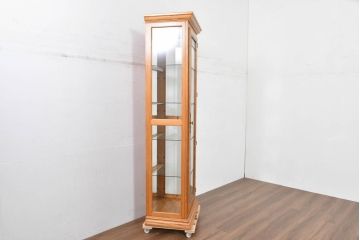 中古　美品　アメリカ高級輸入家具　アッシュ材　面取りガラス　照明付き　洗練された佇まいで魅了する縦型キュリオケース(キャビネット、ガラスケース、ショーケース、ディスプレイケース、コレクションケース、飾り棚、陳列棚、収納棚)(R-084219)