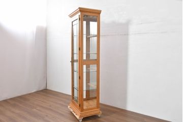 中古　美品　アメリカ高級輸入家具　アッシュ材　面取りガラス　照明付き　洗練された佇まいで魅了する縦型キュリオケース(キャビネット、ガラスケース、ショーケース、ディスプレイケース、コレクションケース、飾り棚、陳列棚、収納棚)(R-084219)