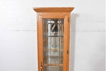 中古　美品　アメリカ高級輸入家具　アッシュ材　面取りガラス　照明付き　洗練された佇まいで魅了する縦型キュリオケース(キャビネット、ガラスケース、ショーケース、ディスプレイケース、コレクションケース、飾り棚、陳列棚、収納棚)(R-084219)