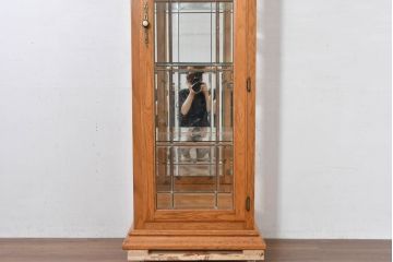 中古　美品　アメリカ高級輸入家具　アッシュ材　面取りガラス　照明付き　洗練された佇まいで魅了する縦型キュリオケース(キャビネット、ガラスケース、ショーケース、ディスプレイケース、コレクションケース、飾り棚、陳列棚、収納棚)(R-084219)