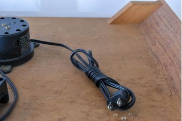 中古　美品　アメリカ高級輸入家具　アッシュ材　面取りガラス　照明付き　洗練された佇まいで魅了する縦型キュリオケース(キャビネット、ガラスケース、ショーケース、ディスプレイケース、コレクションケース、飾り棚、陳列棚、収納棚)(R-084219)