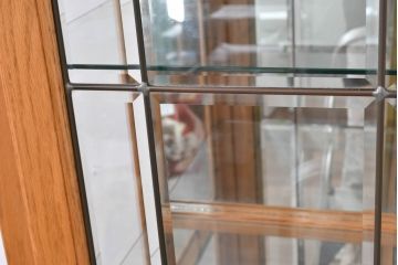 中古　美品　アメリカ高級輸入家具　アッシュ材　面取りガラス　照明付き　洗練された佇まいで魅了する縦型キュリオケース(キャビネット、ガラスケース、ショーケース、ディスプレイケース、コレクションケース、飾り棚、陳列棚、収納棚)(R-084219)