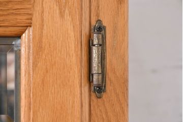 中古　美品　アメリカ高級輸入家具　アッシュ材　面取りガラス　照明付き　洗練された佇まいで魅了する縦型キュリオケース(キャビネット、ガラスケース、ショーケース、ディスプレイケース、コレクションケース、飾り棚、陳列棚、収納棚)(R-084219)
