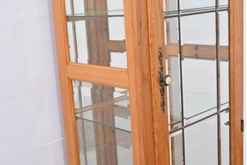 中古　美品　アメリカ高級輸入家具　アッシュ材　面取りガラス　照明付き　洗練された佇まいで魅了する縦型キュリオケース(キャビネット、ガラスケース、ショーケース、ディスプレイケース、コレクションケース、飾り棚、陳列棚、収納棚)(R-084219)