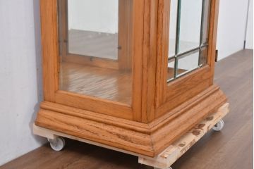 中古　美品　アメリカ高級輸入家具　アッシュ材　面取りガラス　照明付き　洗練された佇まいで魅了する縦型キュリオケース(キャビネット、ガラスケース、ショーケース、ディスプレイケース、コレクションケース、飾り棚、陳列棚、収納棚)(R-084219)