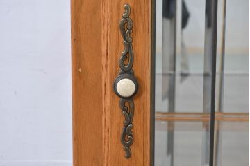 中古　美品　アメリカ高級輸入家具　アッシュ材　面取りガラス　照明付き　洗練された佇まいで魅了する縦型キュリオケース(キャビネット、ガラスケース、ショーケース、ディスプレイケース、コレクションケース、飾り棚、陳列棚、収納棚)(R-084219)