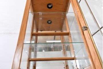 中古　美品　アメリカ高級輸入家具　アッシュ材　面取りガラス　照明付き　洗練された佇まいで魅了する縦型キュリオケース(キャビネット、ガラスケース、ショーケース、ディスプレイケース、コレクションケース、飾り棚、陳列棚、収納棚)(R-084219)