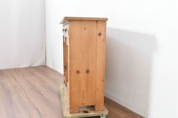 フランスアンティーク　パイン材　味わい深い木肌と真鍮金具が魅力!薄型で使いやすいコンソールキャビネット(サイドボード、サイドキャビネット、戸棚、収納棚)(R-084220)