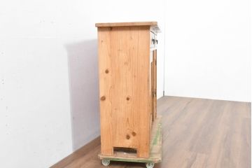 フランスアンティーク　パイン材　味わい深い木肌と真鍮金具が魅力!薄型で使いやすいコンソールキャビネット(サイドボード、サイドキャビネット、戸棚、収納棚)(R-084220)