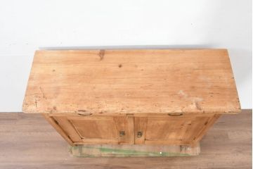 フランスアンティーク　パイン材　味わい深い木肌と真鍮金具が魅力!薄型で使いやすいコンソールキャビネット(サイドボード、サイドキャビネット、戸棚、収納棚)(R-084220)