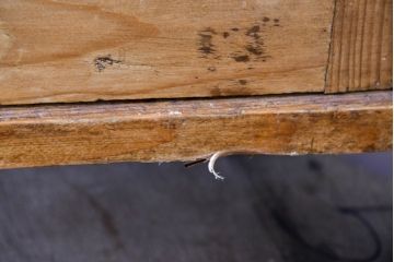 フランスアンティーク　パイン材　味わい深い木肌と真鍮金具が魅力!薄型で使いやすいコンソールキャビネット(サイドボード、サイドキャビネット、戸棚、収納棚)(R-084220)