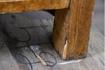 フランスアンティーク　パイン材　味わい深い木肌と真鍮金具が魅力!薄型で使いやすいコンソールキャビネット(サイドボード、サイドキャビネット、戸棚、収納棚)(R-084220)