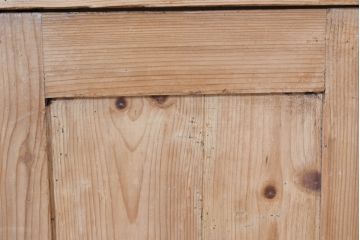 フランスアンティーク　パイン材　味わい深い木肌と真鍮金具が魅力!薄型で使いやすいコンソールキャビネット(サイドボード、サイドキャビネット、戸棚、収納棚)(R-084220)