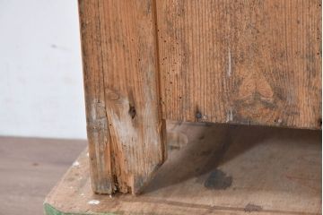 フランスアンティーク　パイン材　味わい深い木肌と真鍮金具が魅力!薄型で使いやすいコンソールキャビネット(サイドボード、サイドキャビネット、戸棚、収納棚)(R-084220)