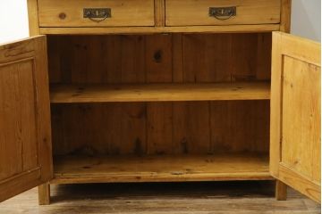 フランスアンティーク　パイン材　味わい深い木肌と真鍮金具が魅力!薄型で使いやすいコンソールキャビネット(サイドボード、サイドキャビネット、戸棚、収納棚)(R-084220)