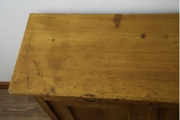 フランスアンティーク　パイン材　味わい深い木肌と真鍮金具が魅力!薄型で使いやすいコンソールキャビネット(サイドボード、サイドキャビネット、戸棚、収納棚)(R-084220)