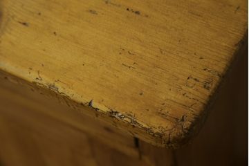フランスアンティーク　パイン材　味わい深い木肌と真鍮金具が魅力!薄型で使いやすいコンソールキャビネット(サイドボード、サイドキャビネット、戸棚、収納棚)(R-084220)