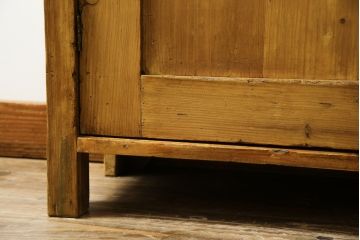 フランスアンティーク　パイン材　味わい深い木肌と真鍮金具が魅力!薄型で使いやすいコンソールキャビネット(サイドボード、サイドキャビネット、戸棚、収納棚)(R-084220)