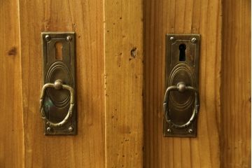 フランスアンティーク　パイン材　味わい深い木肌と真鍮金具が魅力!薄型で使いやすいコンソールキャビネット(サイドボード、サイドキャビネット、戸棚、収納棚)(R-084220)