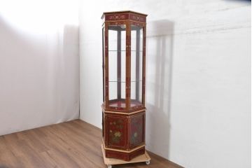 アジアンビンテージ　華やかなシノワズリ装飾と麻の葉をあしらった繊細な意匠が素敵!六角フォルムの照明付きガラスキャビネット(ガラスケース、ショーケース、ディスプレイケース、キュリオケース、飾り棚、陳列棚、収納棚、ヴィンテージ)(R-084223)