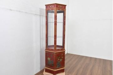 アジアンビンテージ　華やかなシノワズリ装飾と麻の葉をあしらった繊細な意匠が素敵!六角フォルムの照明付きガラスキャビネット(ガラスケース、ショーケース、ディスプレイケース、キュリオケース、飾り棚、陳列棚、収納棚、ヴィンテージ)(R-084223)