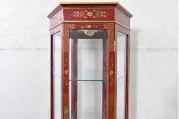 アジアンビンテージ　華やかなシノワズリ装飾と麻の葉をあしらった繊細な意匠が素敵!六角フォルムの照明付きガラスキャビネット(ガラスケース、ショーケース、ディスプレイケース、キュリオケース、飾り棚、陳列棚、収納棚、ヴィンテージ)(R-084223)