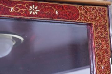 アジアンビンテージ　華やかなシノワズリ装飾と麻の葉をあしらった繊細な意匠が素敵!六角フォルムの照明付きガラスキャビネット(ガラスケース、ショーケース、ディスプレイケース、キュリオケース、飾り棚、陳列棚、収納棚、ヴィンテージ)(R-084223)