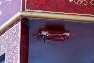 アジアンビンテージ　華やかなシノワズリ装飾と麻の葉をあしらった繊細な意匠が素敵!六角フォルムの照明付きガラスキャビネット(ガラスケース、ショーケース、ディスプレイケース、キュリオケース、飾り棚、陳列棚、収納棚、ヴィンテージ)(R-084223)