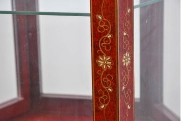 アジアンビンテージ　華やかなシノワズリ装飾と麻の葉をあしらった繊細な意匠が素敵!六角フォルムの照明付きガラスキャビネット(ガラスケース、ショーケース、ディスプレイケース、キュリオケース、飾り棚、陳列棚、収納棚、ヴィンテージ)(R-084223)
