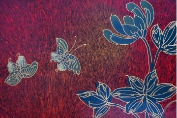 アジアンビンテージ　華やかなシノワズリ装飾と麻の葉をあしらった繊細な意匠が素敵!六角フォルムの照明付きガラスキャビネット(ガラスケース、ショーケース、ディスプレイケース、キュリオケース、飾り棚、陳列棚、収納棚、ヴィンテージ)(R-084223)
