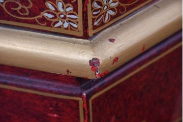 アジアンビンテージ　華やかなシノワズリ装飾と麻の葉をあしらった繊細な意匠が素敵!六角フォルムの照明付きガラスキャビネット(ガラスケース、ショーケース、ディスプレイケース、キュリオケース、飾り棚、陳列棚、収納棚、ヴィンテージ)(R-084223)