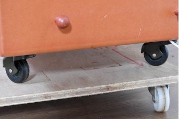 中古　美品　希少モデル　CONDE HOUSE(カンディハウス)　キャスター&コンセント付き!使い勝手抜群の折り畳み天板を備えたレトロなサイドテーブル(バタフライテーブル、ドロップリーフテーブル、丸テーブル、カフェテーブル、コーヒーテーブル)(R-084224)