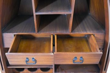 中古　美品　希少デザイン‼　大人の遊び心をくすぐるワインラック付きのボート型キャビネット(収納棚、戸棚、飾り棚、陳列棚、食器棚)(R-084228)