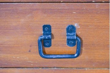 中古　美品　希少デザイン‼　大人の遊び心をくすぐるワインラック付きのボート型キャビネット(収納棚、戸棚、飾り棚、陳列棚、食器棚)(R-084228)
