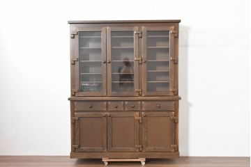 中古　超美品　展示品　KASHIWA(柏木工)　WILDERNESS(ウィルダネス)　オーク材　ガラスの模様が綺麗!落ち着いた佇まいと深みのある木肌が魅力的なキャビネット(定価約75万円)(戸棚、収納棚、食器棚、カップボード)(R-084229)