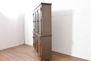 中古　超美品　展示品　KASHIWA(柏木工)　WILDERNESS(ウィルダネス)　オーク材　ガラスの模様が綺麗!落ち着いた佇まいと深みのある木肌が魅力的なキャビネット(定価約75万円)(戸棚、収納棚、食器棚、カップボード)(R-084229)