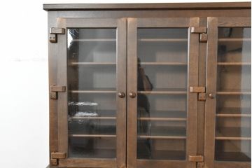 中古　超美品　展示品　KASHIWA(柏木工)　WILDERNESS(ウィルダネス)　オーク材　ガラスの模様が綺麗!落ち着いた佇まいと深みのある木肌が魅力的なキャビネット(定価約75万円)(戸棚、収納棚、食器棚、カップボード)(R-084229)