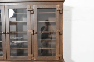 中古　超美品　展示品　KASHIWA(柏木工)　WILDERNESS(ウィルダネス)　オーク材　ガラスの模様が綺麗!落ち着いた佇まいと深みのある木肌が魅力的なキャビネット(定価約75万円)(戸棚、収納棚、食器棚、カップボード)(R-084229)