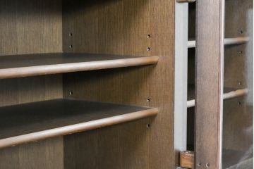 中古　超美品　展示品　KASHIWA(柏木工)　WILDERNESS(ウィルダネス)　オーク材　ガラスの模様が綺麗!落ち着いた佇まいと深みのある木肌が魅力的なキャビネット(定価約75万円)(戸棚、収納棚、食器棚、カップボード)(R-084229)