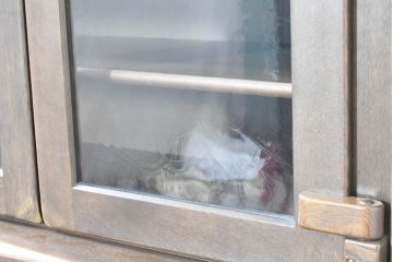 中古　超美品　展示品　KASHIWA(柏木工)　WILDERNESS(ウィルダネス)　オーク材　ガラスの模様が綺麗!落ち着いた佇まいと深みのある木肌が魅力的なキャビネット(定価約75万円)(戸棚、収納棚、食器棚、カップボード)(R-084229)