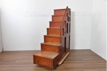 和製アンティーク　美品　希少な手すり付き　前面欅(ケヤキ)材　漆塗り　魅せる収納としても大活躍の二段重ね階段箪笥(階段タンス、収納たんす、和箪笥、引き出し)(R-084230)