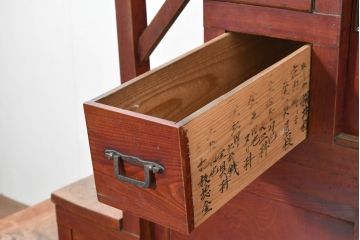 和製アンティーク　美品　希少な手すり付き　前面欅(ケヤキ)材　漆塗り　魅せる収納としても大活躍の二段重ね階段箪笥(階段タンス、収納たんす、和箪笥、引き出し)(R-084230)