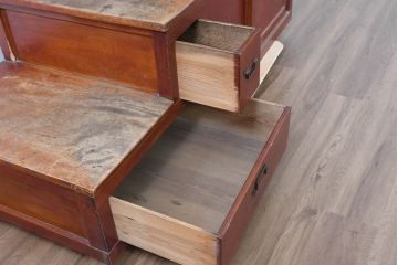 和製アンティーク　美品　希少な手すり付き　前面欅(ケヤキ)材　漆塗り　魅せる収納としても大活躍の二段重ね階段箪笥(階段タンス、収納たんす、和箪笥、引き出し)(R-084230)