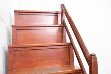 和製アンティーク　美品　希少な手すり付き　前面欅(ケヤキ)材　漆塗り　魅せる収納としても大活躍の二段重ね階段箪笥(階段タンス、収納たんす、和箪笥、引き出し)(R-084230)