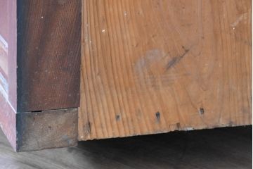 和製アンティーク　美品　希少な手すり付き　前面欅(ケヤキ)材　漆塗り　魅せる収納としても大活躍の二段重ね階段箪笥(階段タンス、収納たんす、和箪笥、引き出し)(R-084230)