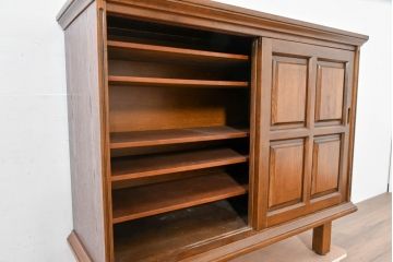 中古　美品‼　希少な廃番品‼　カリモク家具(karimoku)　COLONIAL(コロニアル)シリーズ　シンプルながらも品のある佇まいが美しい下駄箱(玄関ボード、収納棚、戸棚、シューズボックス、靴箱、キャビネット)(R-084233)
