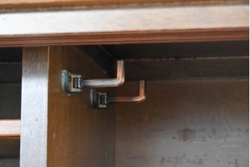 中古　美品‼　希少な廃番品‼　カリモク家具(karimoku)　COLONIAL(コロニアル)シリーズ　シンプルながらも品のある佇まいが美しい下駄箱(玄関ボード、収納棚、戸棚、シューズボックス、靴箱、キャビネット)(R-084233)