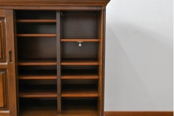 中古　美品!!　希少な廃番品!!　カリモク家具(karimoku)　COLONIAL(コロニアル)シリーズ　シンプルながらも品のある佇まいが美しい下駄箱　(R-084233)