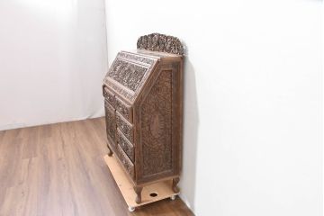 アジアンビンテージ　美品　マイヤーズ社(MAYERS)　オリエンタルデザイン　収納美も兼ね備えた職人技!大胆にあしらわれた花文様の手彫り彫刻が目を引くライティングビューロー(簿記机、ワークデスク、在宅用、在宅ワーク用、サイドチェスト、引き出し、ヴィンテージ)(R-084234)